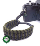 Pasek z oryginalnego Paracordu typ III 550 o siedmiu rdzeniach do aparatu, kamery, lornetki, dalomierza, typ splotu "Salomon", kolor "Army Green - Black"