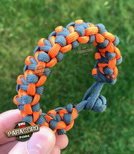 Bransoleta z Paracordu typ "Tesla", kolor: "Gun Metal - Orange Yellow"