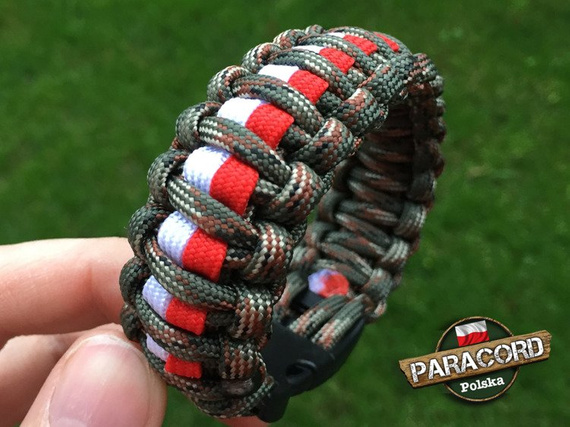 Bransoleta z Paracordu typ "Cobra Patriotyczna - Army Green Camo" z wplecioną plastikową klamrą