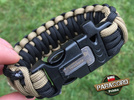 Bransoleta z Paracordu typ "King Cobra" na klamrze z wbudowanym gwizdkiem, krzesiwem i blachą, Kolor "Black - Coyote Brown"