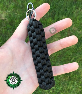 Brelok Survivalowy w którym jest 6 metrów linki do natychmiastowego użytku o splocie "King Box Knot" z metalową szeklą Nite Ize S-BINER