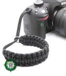 Pasek z oryginalnego Paracordu typ III 550 o siedmiu rdzeniach do aparatu, kamery, lornetki, dalomierza, typ splotu "Salomon", kolor "Black"