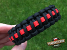 Bransoleta z Paracordu typ "Cobra Thin Red Line" z wplecioną plastikową klamrą