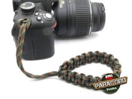 Pasek z oryginalnego Paracordu typ III 550 o siedmiu rdzeniach do aparatu, kamery, lornetki, dalomierza, typ splotu "Cobra", kolor "Army green camo"
