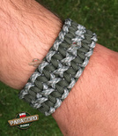 Bransoleta z Paracordu typ "X-Cobra" na klamrze z wbudowanym gwizdkiem, krzesiwem i blachą, Kolor "Digital - Army green"