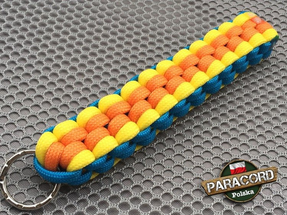 Brelok survivalowy z Paracordu 550 o splocie "Royal Box Knot", kolor: "Orange - Yellow - Blue"